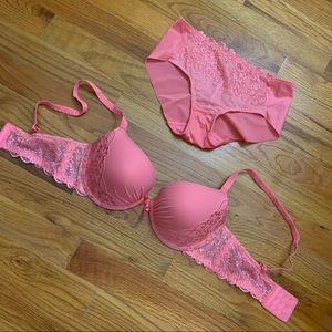 New! Triumph bra & panty set (neon pink)